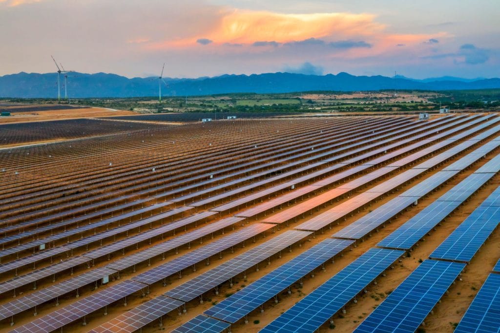 รูปภาพนี้มี Alt แอตทริบิวต์เป็นค่าว่าง ชื่อไฟล์คือ 2AE8482_-Vietnam-solar-farm-1024x682-1.jpg